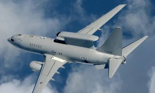 공중조기경보통제기(E-737)는 공중 목표를 탐지, 분석하고 아군의 항공관제 및 지휘를 수행하여 다양한 위협에 대응한다. 공군 누리집