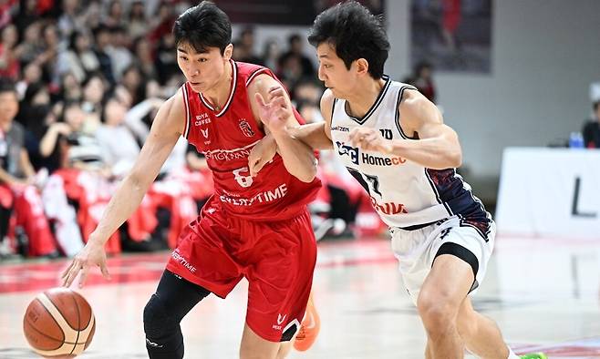 안양 정관장 박지훈(왼쪽)이 26일 안양 안방에서 열린 2025~2026 남자프로농구(KBL) 부산 케이씨씨(KCC)와 경기에서 공을 몰고 있다. 한국농구연맹 제공