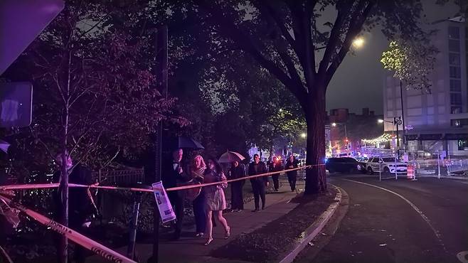 25일(현지시각) 저녁 미국 워싱턴 힐튼 호텔. 도널드 트럼프 대통령이 현직으로는 처음 참석해 이목이 쏠렸던 백악관 출입기자협회 연례 만찬은 시작된 지 얼마 지나지 않아 아수라장으로 변했다. 참석자들이 호텔을 빠져나오고 있다. 워싱턴/김원철 특파원