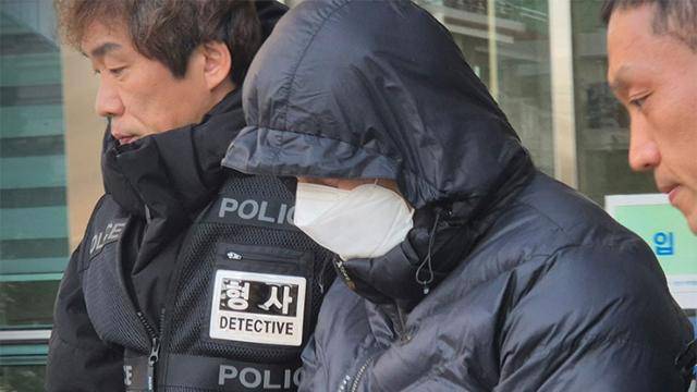 환경미화원 3명을 괴롭힌 혐의를 받는 양양군 공무원이 지난해 12월 5일 영장실질심사를 마친 뒤 법원을 나서고 있다. 속초=연합뉴스