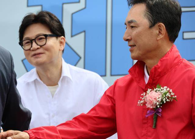 부산 북갑 국회의원 보궐선거에서 국민의힘 공천을 바라는 박민식(오른쪽) 전 국가보훈부 장관과 무소속 출마를 공식화한 한동훈 전 국민의힘 대표가 26일 부산 구포초에서 열린 동문회 운동회에 참석해 내빈들과 악수하고 있다. 부산=연합뉴스