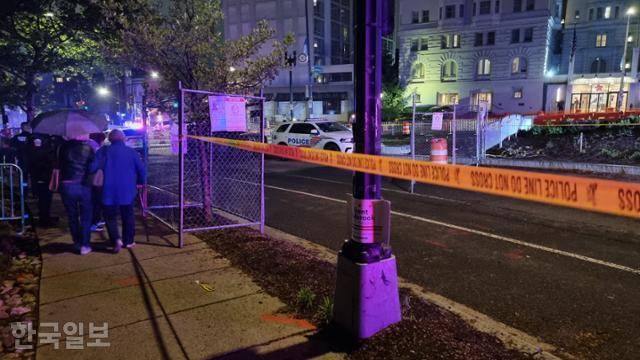 25일 밤 미국 워싱턴 시내의 ‘워싱턴 힐튼’ 호텔 주변을 경찰이 보안 경계 구역으로 설정한 뒤 보행자와 차량 통행을 제한하고 있다. 워싱턴=권경성 특파원