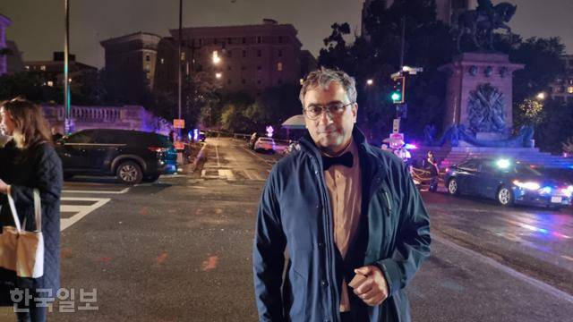 25일 밤 미국 ‘워싱턴 힐튼’ 호텔 앞에서 본보와 만난 마르코 페로나치 주미 이탈리아 대사. 워싱턴=권경성 특파원
