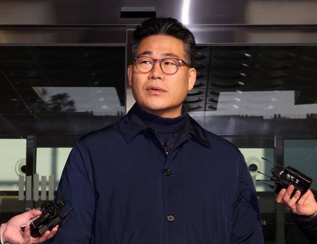 백해룡 경정이 1월 14일 서울 송파구 서울동부지검 앞에서 세관 마약수사 외압 의혹 합동수사단 파견 종료에 대한 소회를 밝히고 있다. 뉴시스