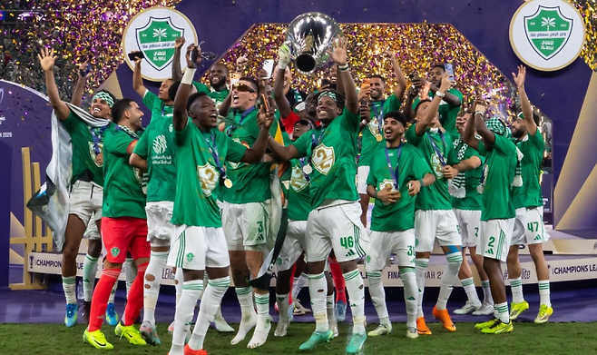 알아흘리가 26일 2025~26 ACLE 결승전에서 마치다 젤비아를 꺾고 대회 우승을 차지한 뒤 기념 세리머니를 하고 있다. 사진=AFC