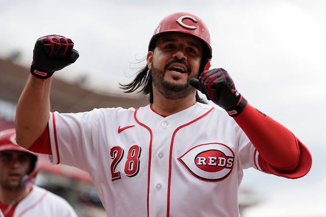 <yonhap photo-1325="">옆구리 염좌 문제로 전열에서 이탈한 에우제니오 수아레스. [AP=연합뉴스]</yonhap>