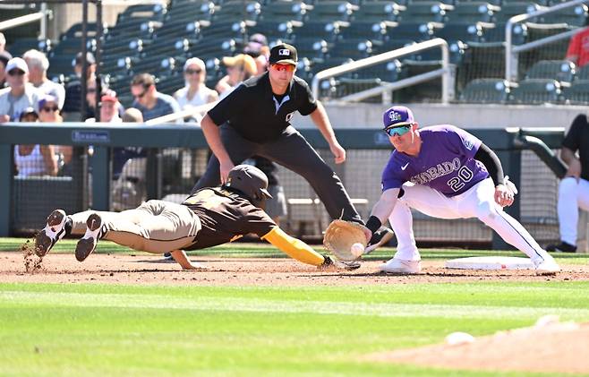 <yonhap photo-2767=""> SCOTTSDALE, ARIZONA - FEBRUARY 27: Troy Johnston #20 of the Colorado Rockies catches a throw as Sung-Mun Song #24 of the San Diego Padres dives back to first base during the third inning of a spring training game at Salt River Fields at Talking Stick on February 27, 2026 in Scottsdale, Arizona. Norm Hall/Getty Images/AFP (Photo by Norm Hall / GETTY IMAGES NORTH AMERICA / Getty Images via AFP)/2026-02-28 08:31:55/ <저작권자 ⓒ 1980~2026 ㈜연합뉴스. 무단 전재 재배포 금지, AI 학습 및 활용 금지></yonhap>