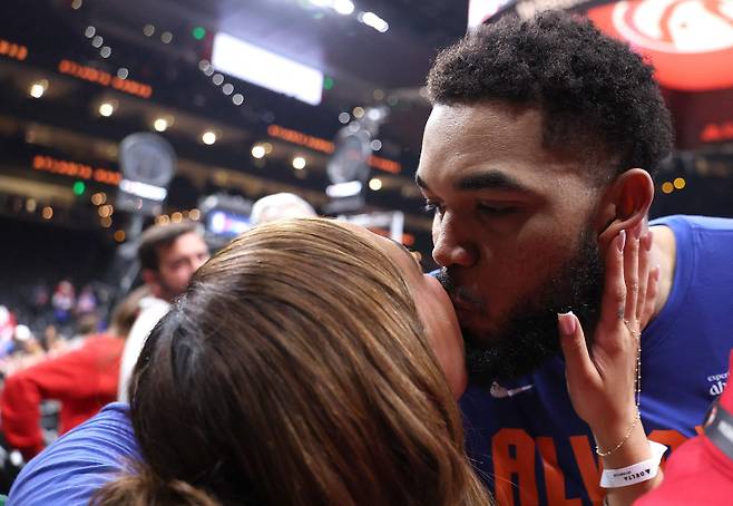 <yonhap photo-3055="">26일(한국시간) 미국 조지아주 스테이트팜 아레나에서 열린 동부 콘퍼런스 플레이오프(7전 4승제) 1라운드 4차전 애틀랜타 호크스전을 승리한 뒤 약혼녀 조딘 우즈와 키스한 칼-앤서니 타운스. [AFP=연합뉴스]</yonhap>
