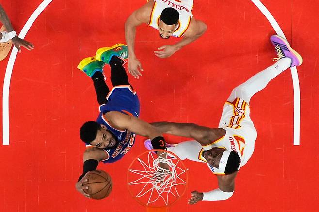 <yonhap photo-2449=""> New York Knicks center Karl-Anthony Towns (32) shoots against Atlanta Hawks forward Onyeka Okongwu (17) during the first half of Game 4 in a first-round NBA playoffs basketball series Saturday, April 25, 2026, in Atlanta. (AP Photo/Brynn Anderson)/2026-04-26 09:04:46/ <저작권자 ⓒ 1980~2026 ㈜연합뉴스. 무단 전재 재배포 금지, AI 학습 및 활용 금지></yonhap>