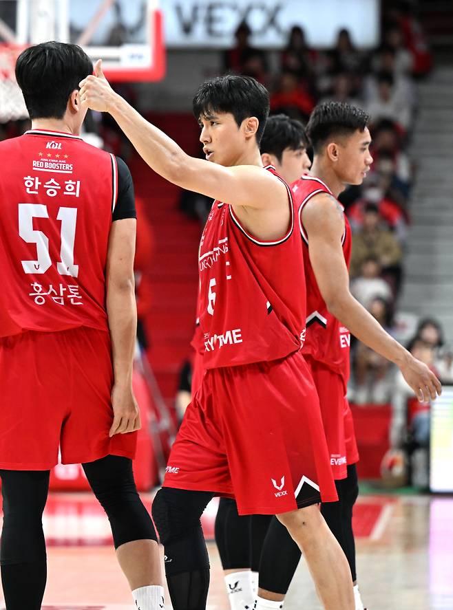 정관장 박지훈(가운데)이 26일 안양 정관장 아레나에서 열린 KCC와의 2025~26 LG전자 프로농구 4강 PO 2차전서 환호하고 있다. 사진=KBL