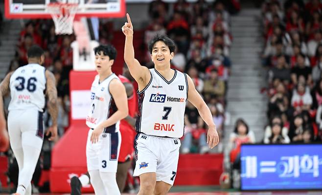 KCC 허훈이 26일 안양 정관장 아레나에서 열린 정관장과의 2025~26 LG전자 프로농구 4강 PO 2차전서 득점 후 세리머니를 하고 있다. 사진=KBL