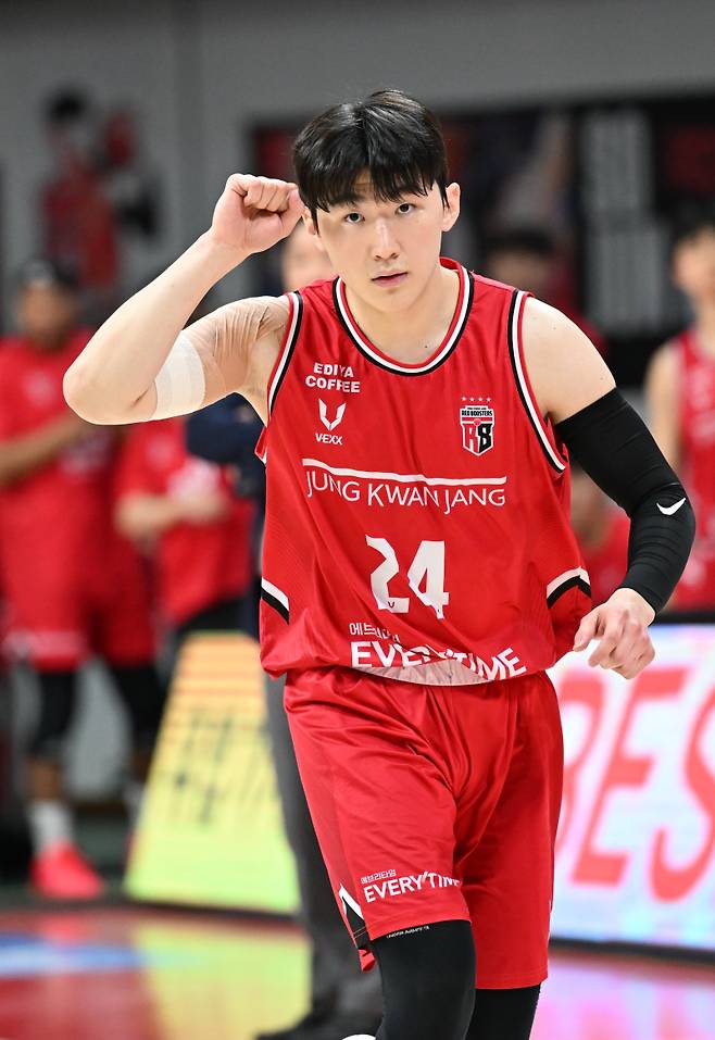 정관장 문유현이 26일 안양 정관장 아레나에서 열린 KCC와의 2025~26 LG전자 프로농구 4강 PO 2차전서 작전을 지시하고 있다. 사진=KBL