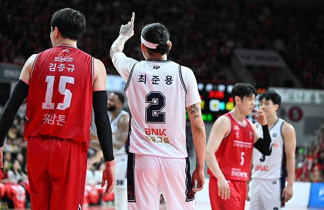 KCC 최준용(2번)이 26일 안양 정관장 아레나에서 열린 정관장과의 2025~26 LG전자 프로농구 4강 PO 2차전 중 작전을 지시하고 있다. 사진=KBL