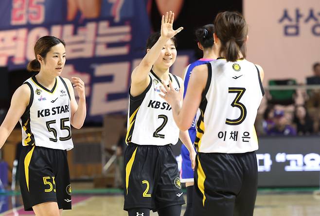 <yonhap photo-5054=""> 기뻐하는 허예은 (용인=연합뉴스) 홍기원 기자 = 26일 경기도 용인실내체육관에서 열린 여자프로농구 챔피언결정전 3차전 삼성생명 블루밍스와 KB스타즈의 경기. 3점 슛을 성공시킨 KB 허예은이 작전타임 때 벤치로 들어가며 기뻐하고 있다. 2026.4.26 xanadu@yna.co.kr/2026-04-26 14:41:47/ 연합뉴스</yonhap>