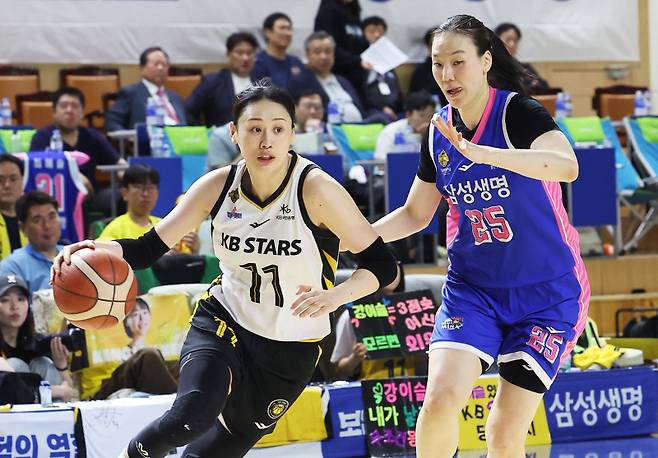 <yonhap photo-5127=""> 돌파하는 강이슬 (용인=연합뉴스) 홍기원 기자 = 26일 경기도 용인실내체육관에서 열린 여자프로농구 챔피언결정전 3차전 삼성생명 블루밍스와 KB스타즈의 경기. KB 강이슬이 돌파하고 있다. 2026.4.26 xanadu@yna.co.kr/2026-04-26 15:02:21/ 연합뉴스</yonhap>