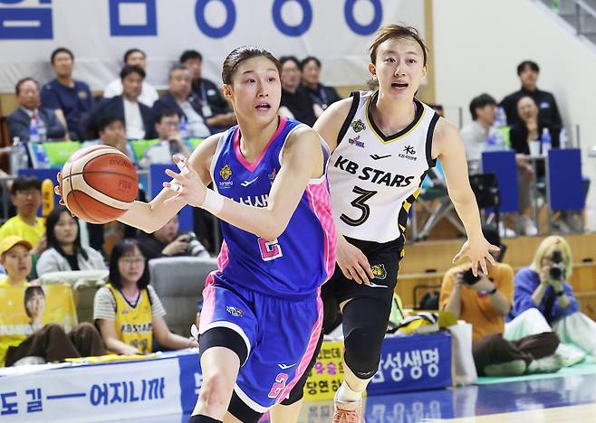 <yonhap photo-5287=""> 돌파하는 이해란 (용인=연합뉴스) 홍기원 기자 = 26일 경기도 용인실내체육관에서 열린 여자프로농구 챔피언결정전 3차전 삼성생명 블루밍스와 KB스타즈의 경기. 삼성생명 이해란이 돌파하고 있다. 2026.4.26 xanadu@yna.co.kr/2026-04-26 15:35:39/ 연합뉴스</yonhap>