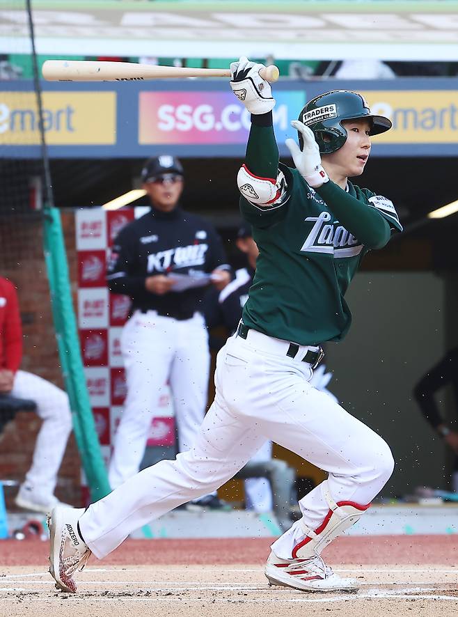 25일 인천 KT전에서 타격하는 박성한의 모습. SSG 제공