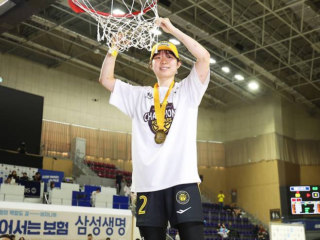 <yonhap photo-5715=""> 골대 그물 자르는 허예은 (용인=연합뉴스) 홍기원 기자 = 26일 경기도 용인실내체육관에서 열린 여자프로농구 챔피언결정전 3차전 삼성생명 블루밍스와 KB스타즈의 경기. 이 경기에서 승리하며 챔피언 자리에 오른 KB스타즈 허예은이 골대 그물을 자르고 있다. 2026.4.26 xanadu@yna.co.kr/2026-04-26 17:22:06/ 연합뉴스</yonhap>