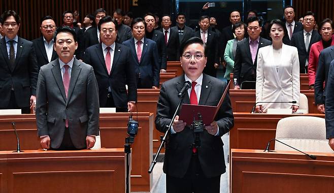 송언석 국민의힘 원내대표(가운데)가 지난달 9일 국회에서 의원총회를 마치고 '윤석열 전 대통령의 정치적 복귀를 요구하는 일체의 주장에 명백히 반대한다'는 내용의 결의문을 낭독하고 있다. 임현동 기자