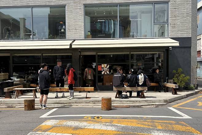 연희 커피 페스티벌이 열린 주말 오후, 카페 비전스트롤에 방문한 사람들. 인증샷 찍기보다 동네의 여유를 즐기는 모습이다. 이소진 기자