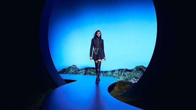 밤과 낮이 이어지는 순간을 황혼이라 명명하고 이를 테마로 한 에르메스 2026 가을겨울 컬렉션 쇼. 사진 에르메스