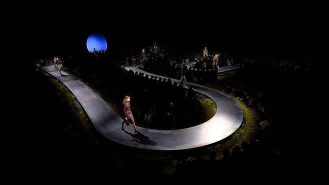 쇼는 살아있는 이끼로 뒤덮인 초원 같은 공간에서, 빛에서 출발해 어둠으로 사라지는 모델의 동선을 통해 서사를 만들었다. 사진 에르메스