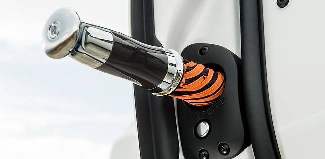 롤스로이스에는 ‘도어 내장 우산’이 있다. 비가 올 때 도어 안쪽에 수납돼있는 전용 우산을 즉시 꺼내쓸 수 있고, 젖은 우산을 건조하는 기능도 있다. 사진 롤스로이스