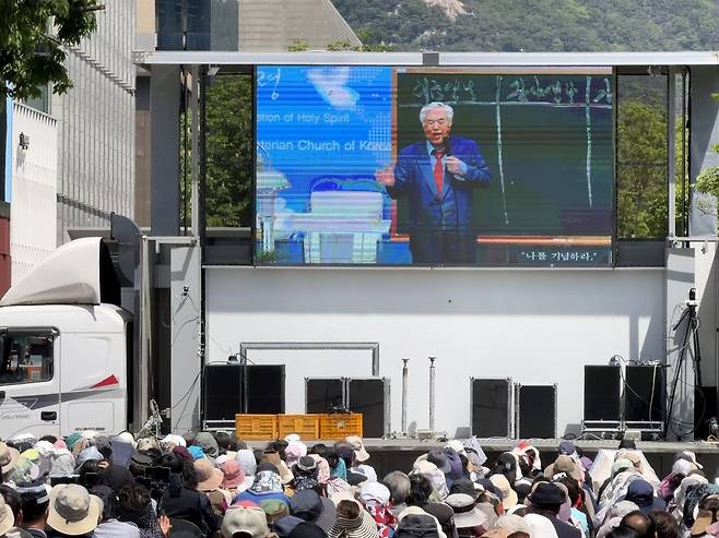 26일 서울 종로구 광화문광장 인근에서 열린 ‘전국 연합 예배’ 집회 화면에 전광훈 사랑제일교회 목사가 등장해 발언하고 있다. 임성빈 기자