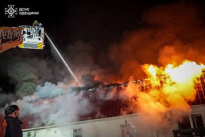 24일(현지시간) 우크라이나 오데사에서 러시아 드론 공격으로 아파트 건물이 피격된 현장에서 구조대원들이 작업하고 있다. 로이터=연합뉴스