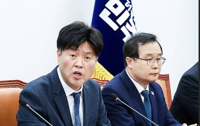 김용 전 더불어민주당 민주연구원 부원장이 13일 오후 국회에서 대장동 사건 정치검찰 조작기소 관련 기자간담회에 참석해 발언하고 있다. 김성룡 기자.