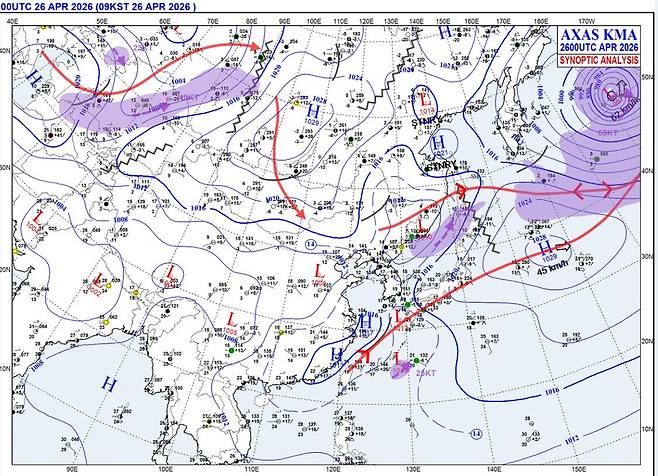 4월26일 자정기준 한반도 주변 지역의 기압계 모식도. 동아시아 북부와 중국 남부의 고기압이 한반도에 영향을 미치고 있다. 기상청.