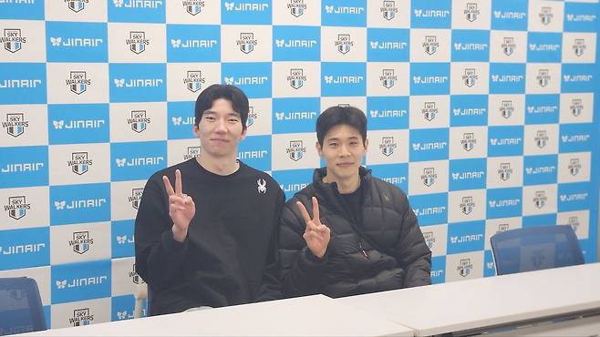 8일 열린 챔프전 4차전에서 승리한 현대캐피탈 허수봉(왼쪽)과 황승빈. 다음 시즌에도 둘은 함께 뛰게 됐다. 천안=김효경 기자