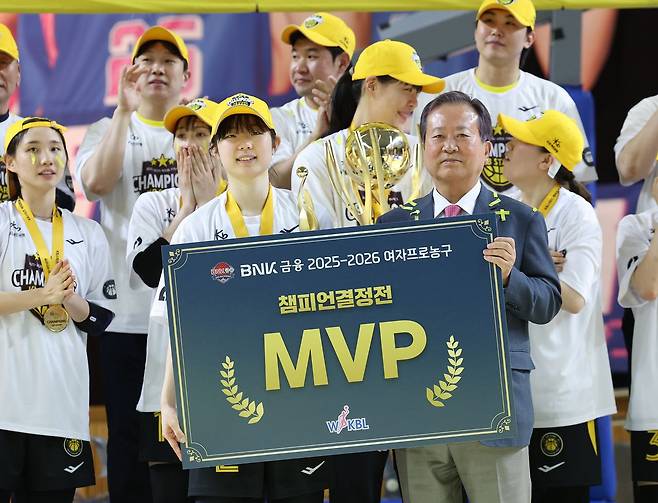 26일 경기 용인시 처인구 용인실내체육관에서 열린 'BNK 금융 2025-2026 여자프로농구 챔피언결정전 3차전' 용인 삼성생명 블루밍스와 청주 KB스타즈의 경기에서 승리, MVP에 선정된 KB 허예은이 신상훈 한국여자농구연맹 총재와 함께 기념 촬영을 하고 있다. 뉴스1