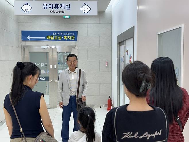 ▲ 김진태 국민의힘 강원도지사 후보가 26일 오후 춘천의 한 다중이용시설 내 유아 휴게실을 찾아 시설 현황을 점검하고 아이와 대화하고 있다. 김진태 후보 측 제공