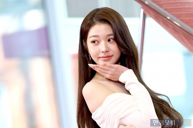 아이브 장원영이 서울 성수동 스페이스 성수에서 열린 '메디큐브 에이지알 성수' 오픈 기념 포토행사에 참석해 포즈를 취하고 있다. / 사진=변성현 한경닷컴 기자 byun84@hankyung.com