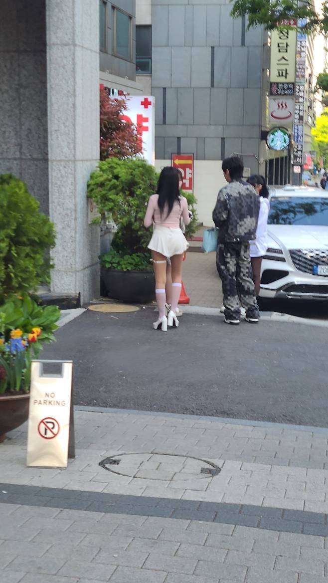 서울 언북초등학교 인근 한 빌딩에 입주한 ‘엑셀 방송’ 스튜디오 인근에서 인터넷방송 진행자(BJ)로 추정되는 여성이 길을 가고 있다. 독자 제공