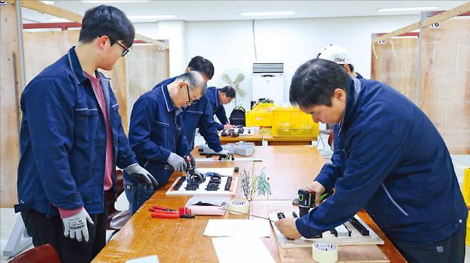 경기 파주 대한상공회의소 경기인력개발원에서 전기기능사 교육생들이 실습을 하고 있다.  대한상공회의소