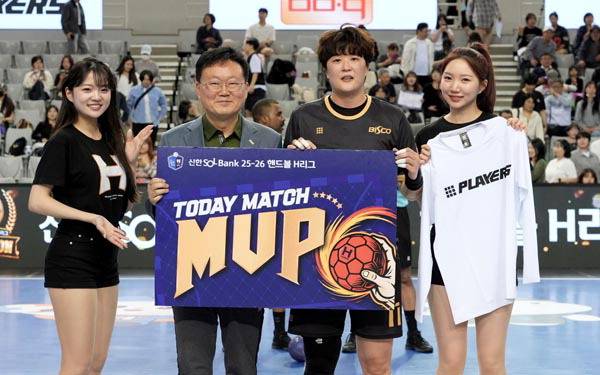 부산시설공단 이성림 이사장과 류은희 선수 등이 지난 25일 서울에서 열린 핸드볼H리그 준플레이오프 경기가 끝난 뒤 기념 촬영을 하고 있다.   한국핸드볼연맹 제공