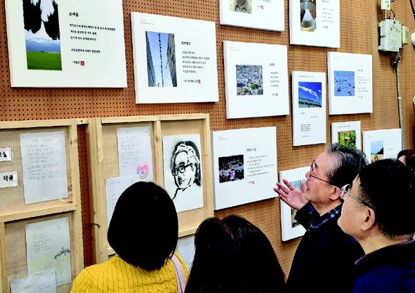 지난 5일 경남 하동군 북천면 이병주문학관을 찾은 필자 김종회(오른쪽에서 두 번째) 한국문학관협회 회장이 동행한 영산대 인문문화 융합학과 학생들과 함께 전시물을 살펴보고 있다.