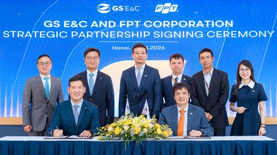 GS Engineering & Construction's CEO Huh Yoon-hong, left in first row, and FPT Corporation's CEO Nguyen Van Khoa, right in first row, pose for pictures after signing a memorandum of understanding in Hanoi, Vietnam, on April 22. [GS ENGINEERING & CONSTRUCTION]