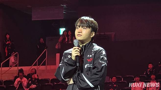 ‘케리아’ 류민석이 26일 인천 인스파이어 아레나에서 열린 ‘T1 홈그라운드’ 행사에서 재계약에 사인한 뒤 소감을 밝히고 있다. 김영건 기자
