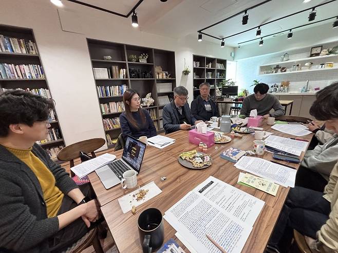 도봉구 지역교회 사역자들과 도봉장애인종합복지관, 도봉구사회복지협의회 관계자들이 최근 모여 슬기사연 모임을 진행하고 있다. 도봉장애인종합복지관 제공