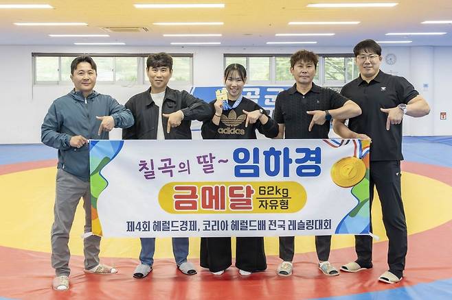 왼쪽부터 박근용 칠곡군레슬링협회 경기이사, 아버지 임종구 씨, 임하경 양, 박노운 칠곡군레슬링협회 이사, 김재강 칠곡군청 레슬링 감독이 기념 촬영하고 있다.            칠곡군 제공