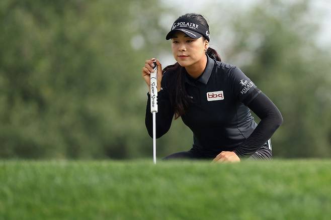 26일(한국시간) 미국 텍사스주 휴스턴 메모리얼파크 골프 코스에서 열린 LPGA투어 시즌 첫 메이저 대회 셰브론 챔피언십 3라운드에서 5위에 자리한 윤이나가 18번 홀 그린에서 신중하게 라인을 살피고 있다. AFP연합뉴스