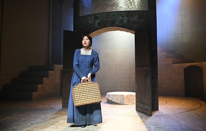 뮤지컬 ‘저항: 찬송이 된 사람들’의 한 장면. 57세의 나이에 출소하는 마리 뒤랑이 옥문을 앞에 두고 찬송하고 있다. 신석현 포토그래퍼