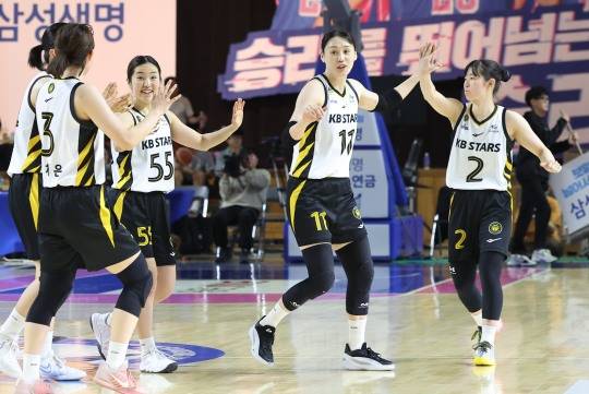 기뻐하는 KB 선수들. / 사진=연합뉴스