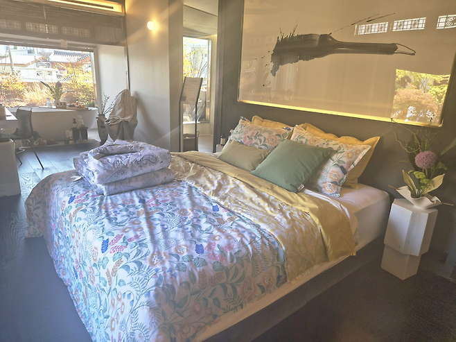 지난 23일 서울 북촌 프리미엄 한옥 호텔 노스텔지어블루재에서 열린 롯데홈쇼핑의 유유자적 희희낙락 행사 모습. [방영덕 기자]