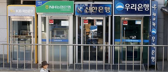 서울의 한 거리에 주요 은행 ATM기기가 설치되어있다. [매경DB]