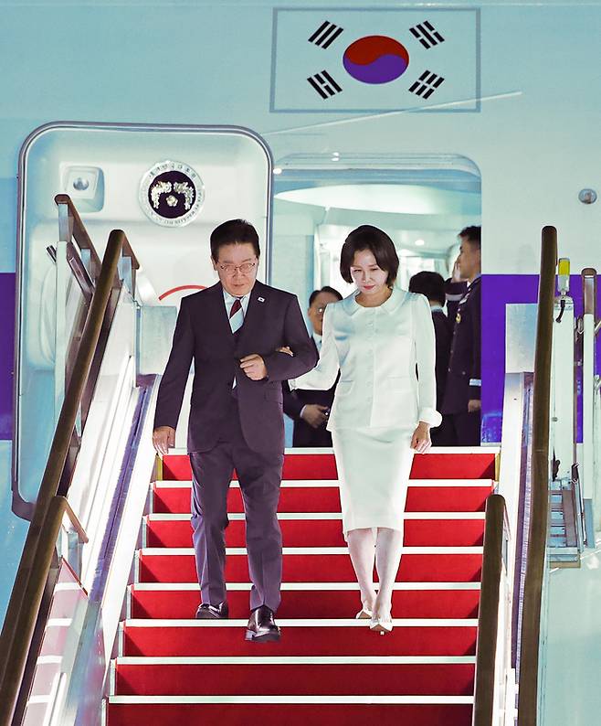 인도·베트남 국빈방문을 마치고 귀국한 이재명 대통령과 김혜경 여사가 24일 성남 서울공항에 도착한 공군 1호기에서 내리고 있다. [연합뉴스]
