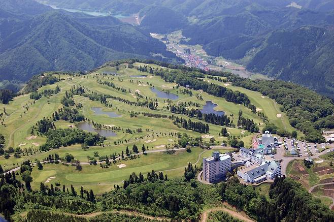 일본 아오모리현 아자라산 꼭대기에 위치한 아오모리 로열 CC.